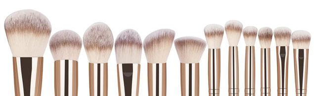 Image of differenct sized makeup brushes